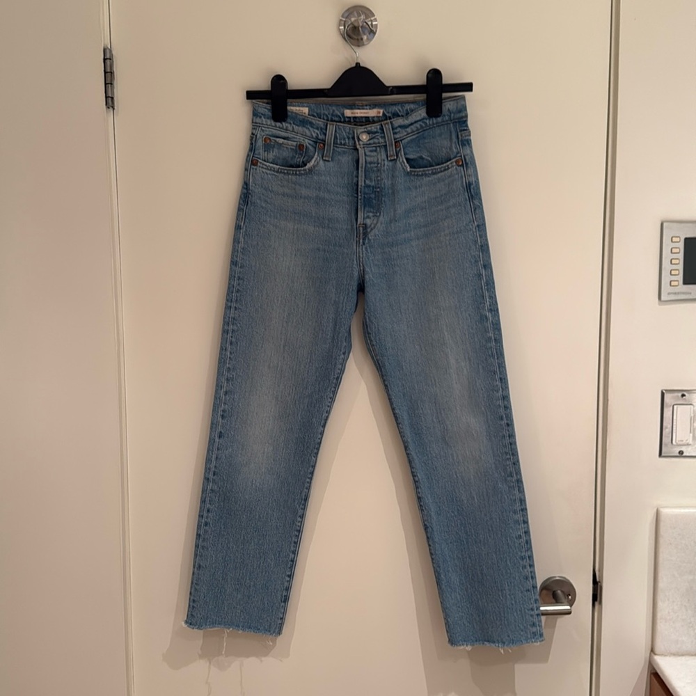 Levi’s Wedgie straight leg jeans.